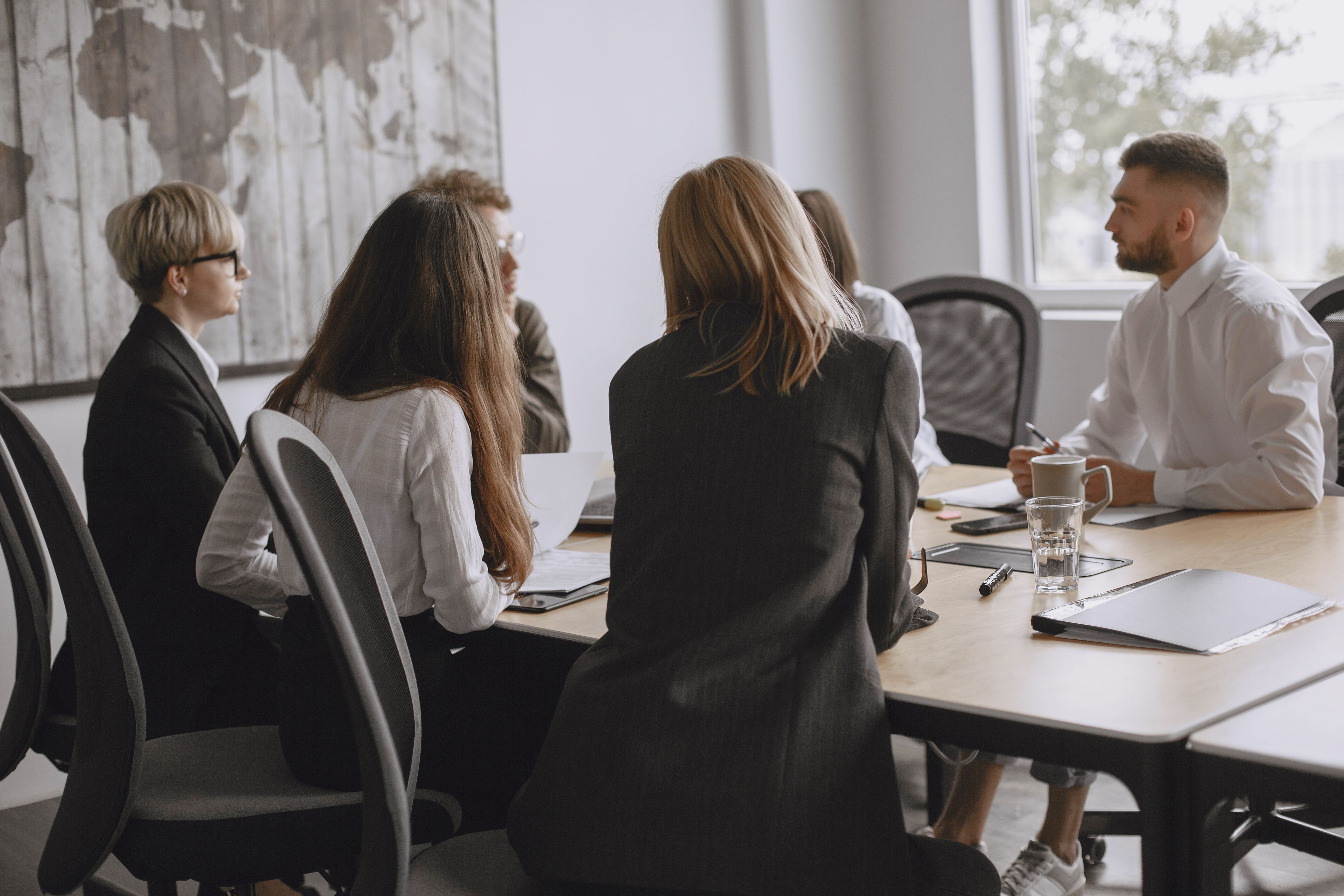 Collègues lors d'une réunion productive dans un bureau moderne, favorisant le travail d'équipe et la collaboration.