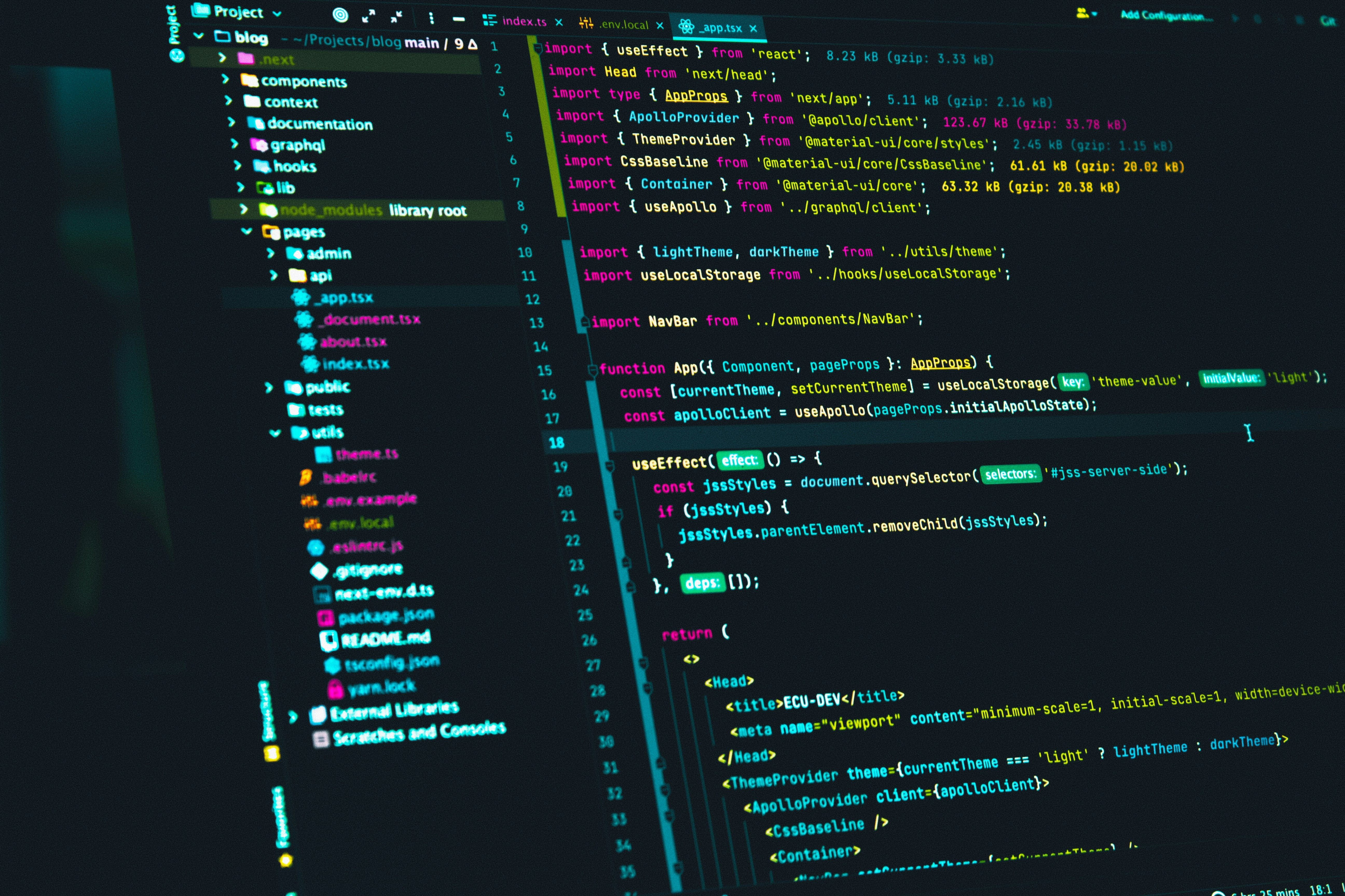 code informatique sur écran noir