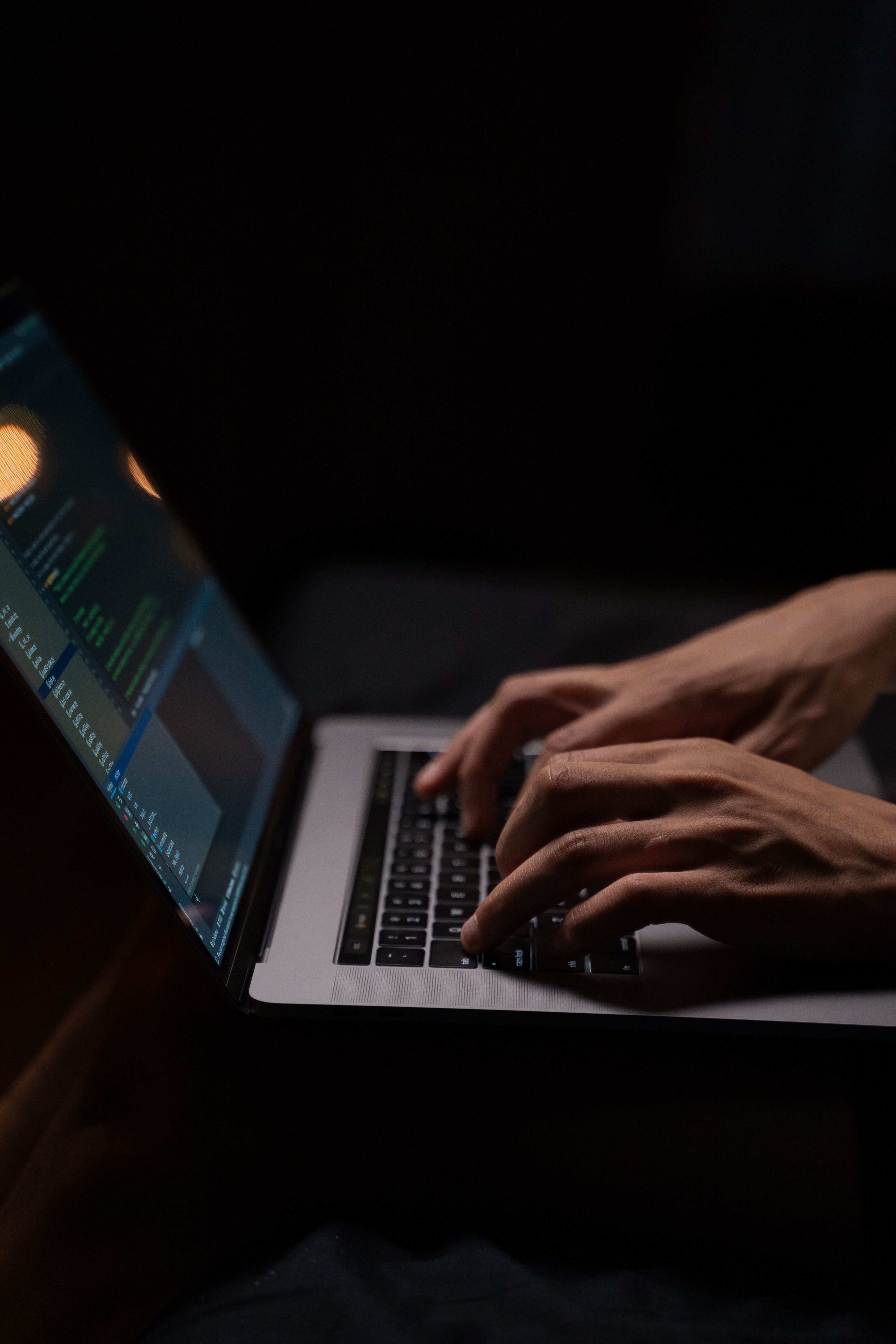 ordinateur avec mains sur le clavier 
