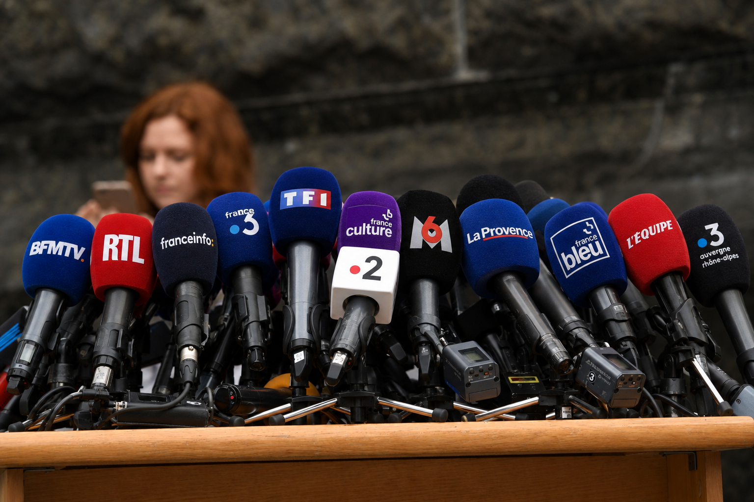 micros de presse posés sur un pupitre