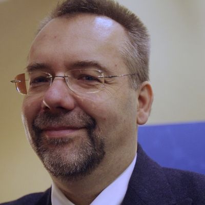 Enzalutamide improves overall and progression-free survival in men with chemotherapy-naïve metastatic castration-resistant prostate cancer