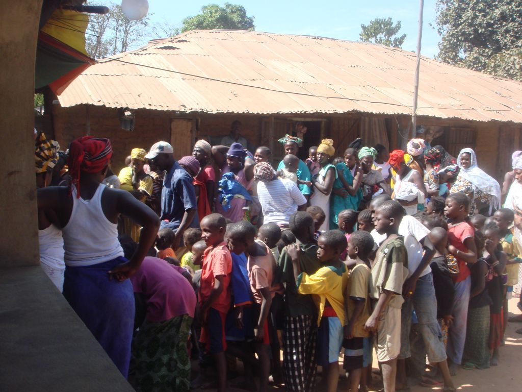 Kleding uitdelen 2012 - Foto 29