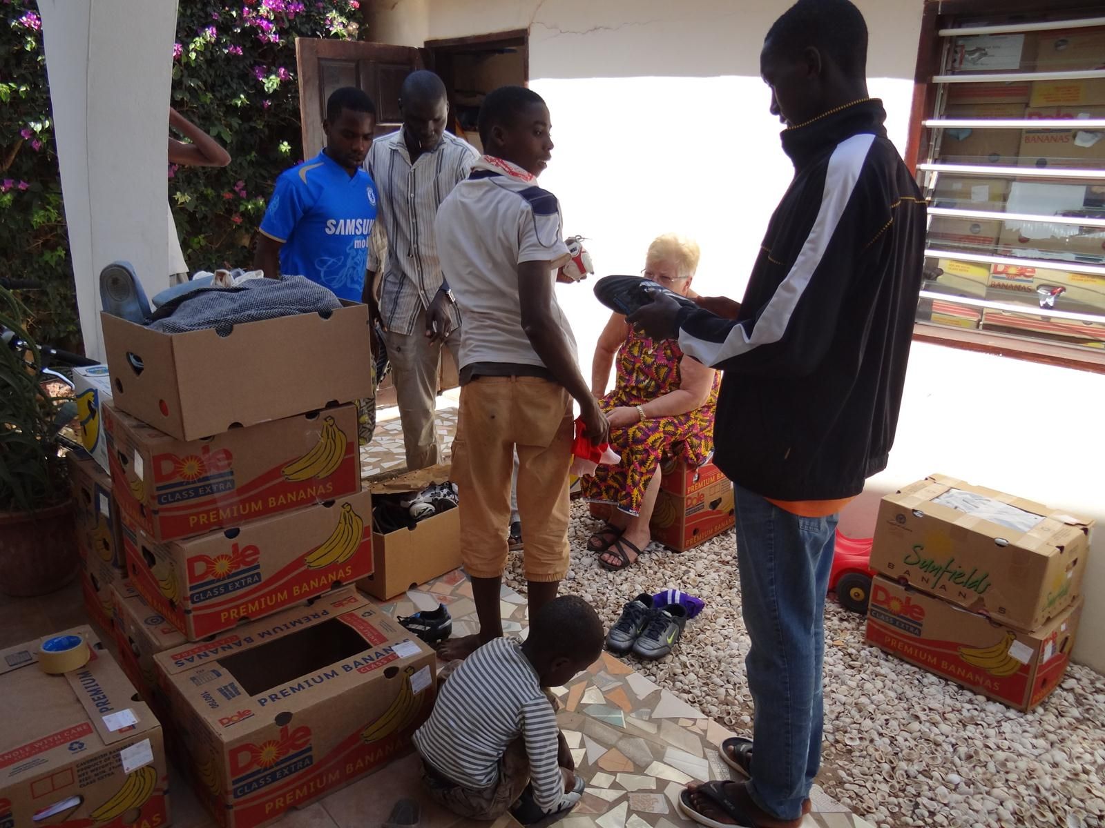 Uitdelen donaties 2011 - Foto 1