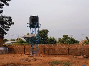 De Theo Broos Memorial Nursery and Lower Basic School krijgt een nieuwe solar gestuurde watervoorziening.