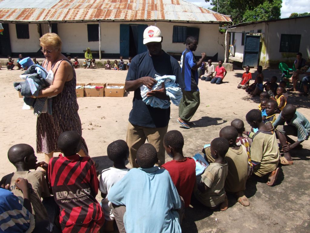 Kleding uitdelen 2012 - Foto 12