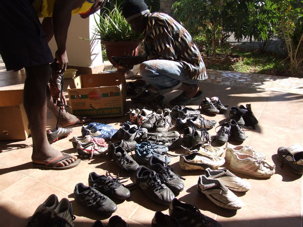 Kleding uitdelen 2012 - Foto 16