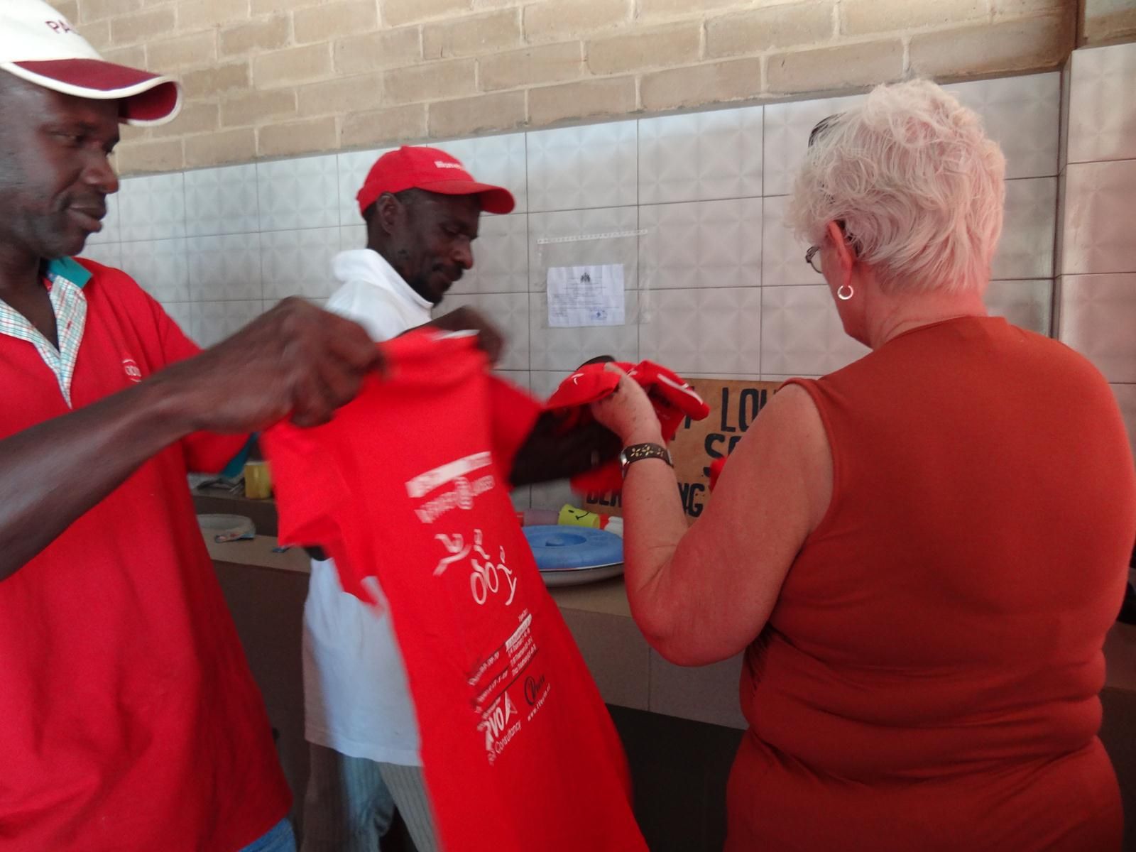 Uitdelen donaties 2011 - Foto 13