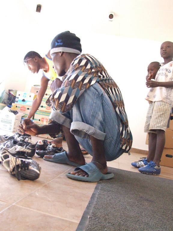 Kleding uitdelen 2012 - Foto 18