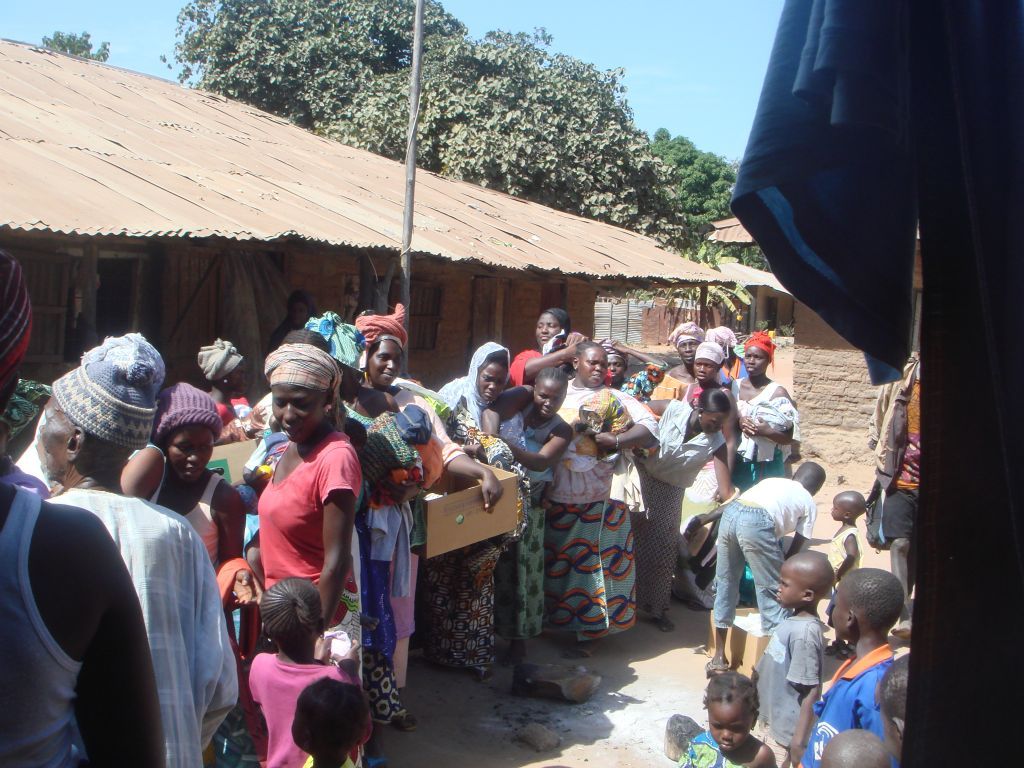 Kleding uitdelen 2012 - Foto 28