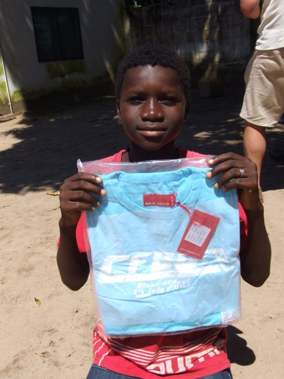 Kleding uitdelen 2012 - Foto 23