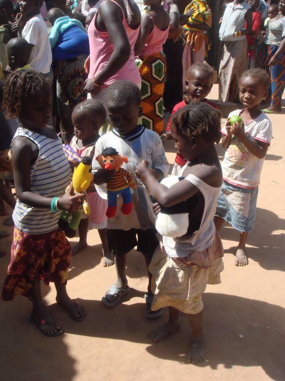 Kleding uitdelen 2012 - Foto 4