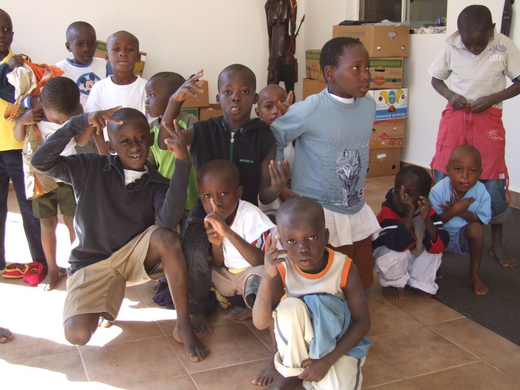 Kleding uitdelen 2012 - Foto 22