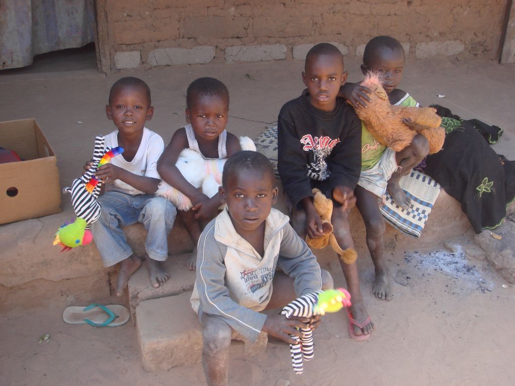 Kleding uitdelen 2012 - Foto 6