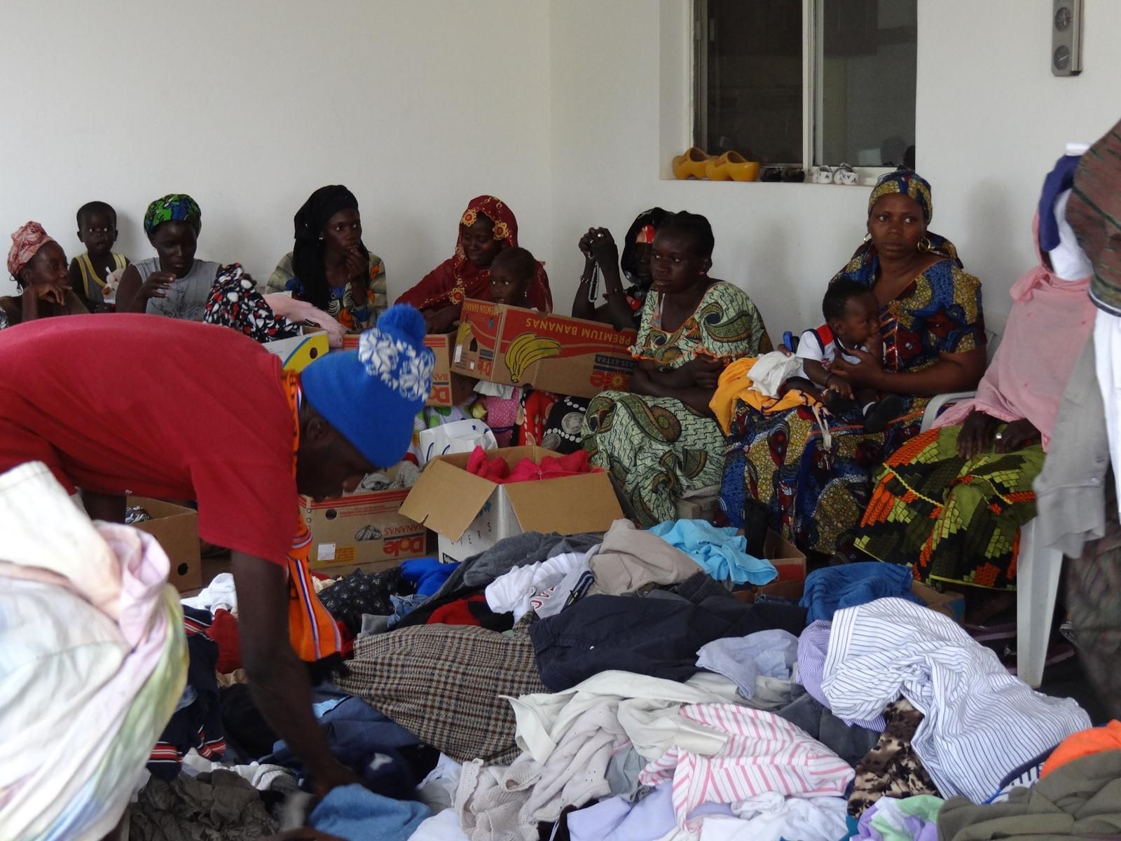 Uitdelen donaties 2011 - Foto 3