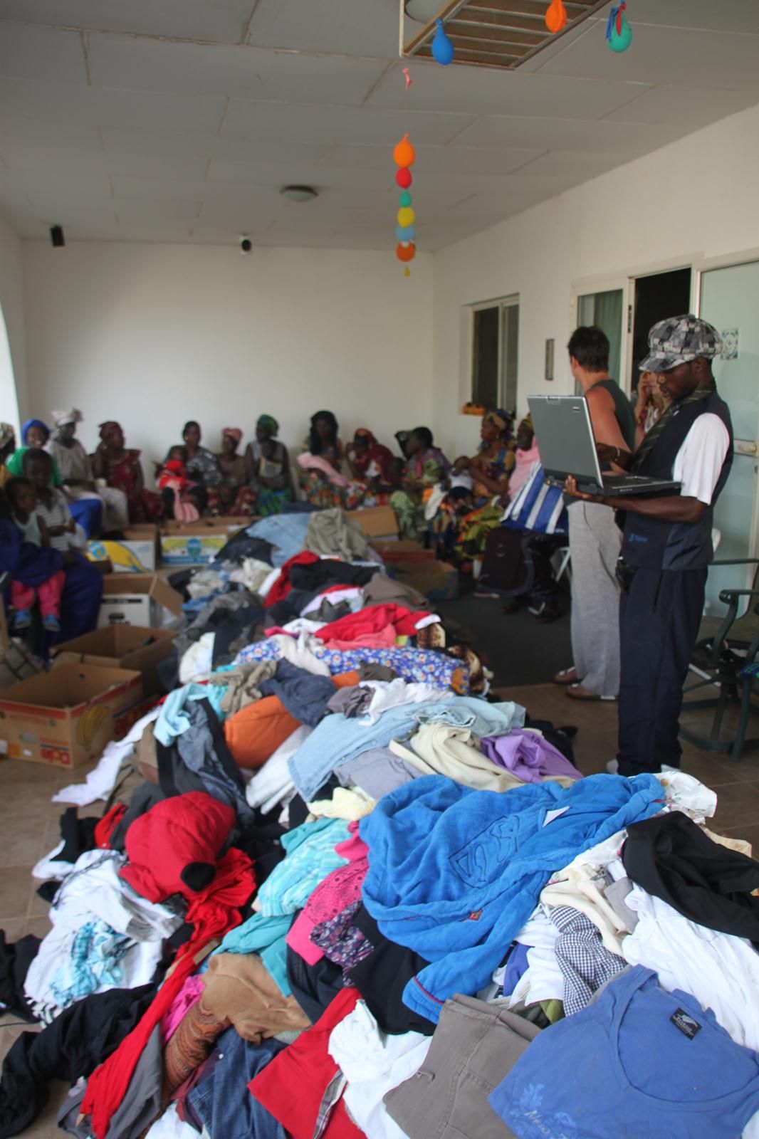 Uitdelen donaties 2011 - Foto 6