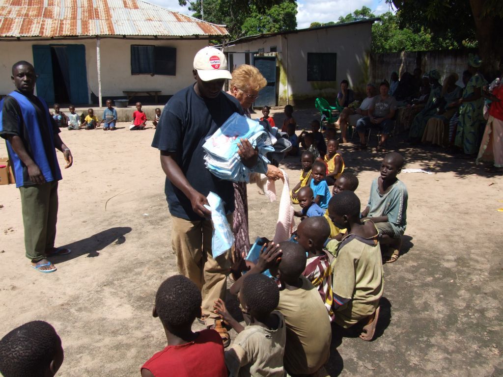 Kleding uitdelen 2012