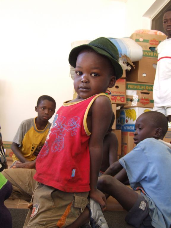 Kleding uitdelen 2012 - Foto 19