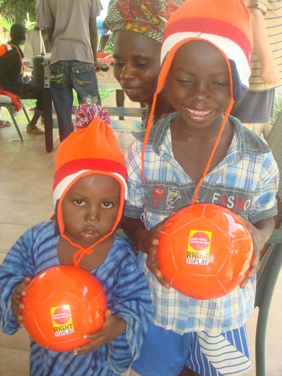 Kleding uitdelen 2012 - Foto 13