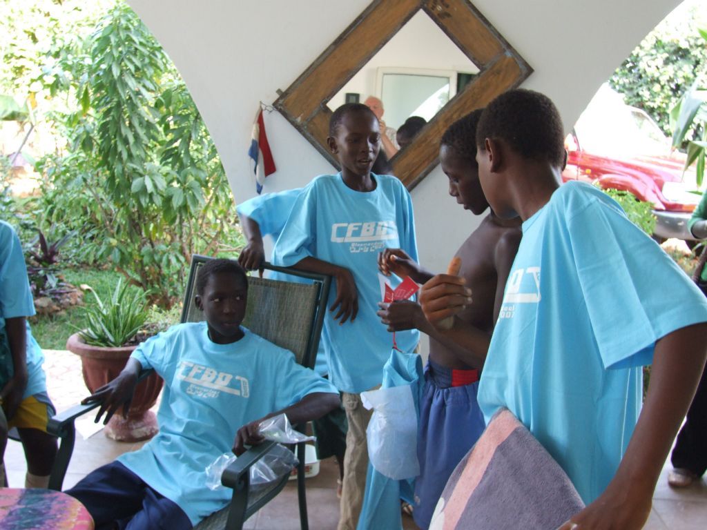 Kleding uitdelen 2012 - Foto 10