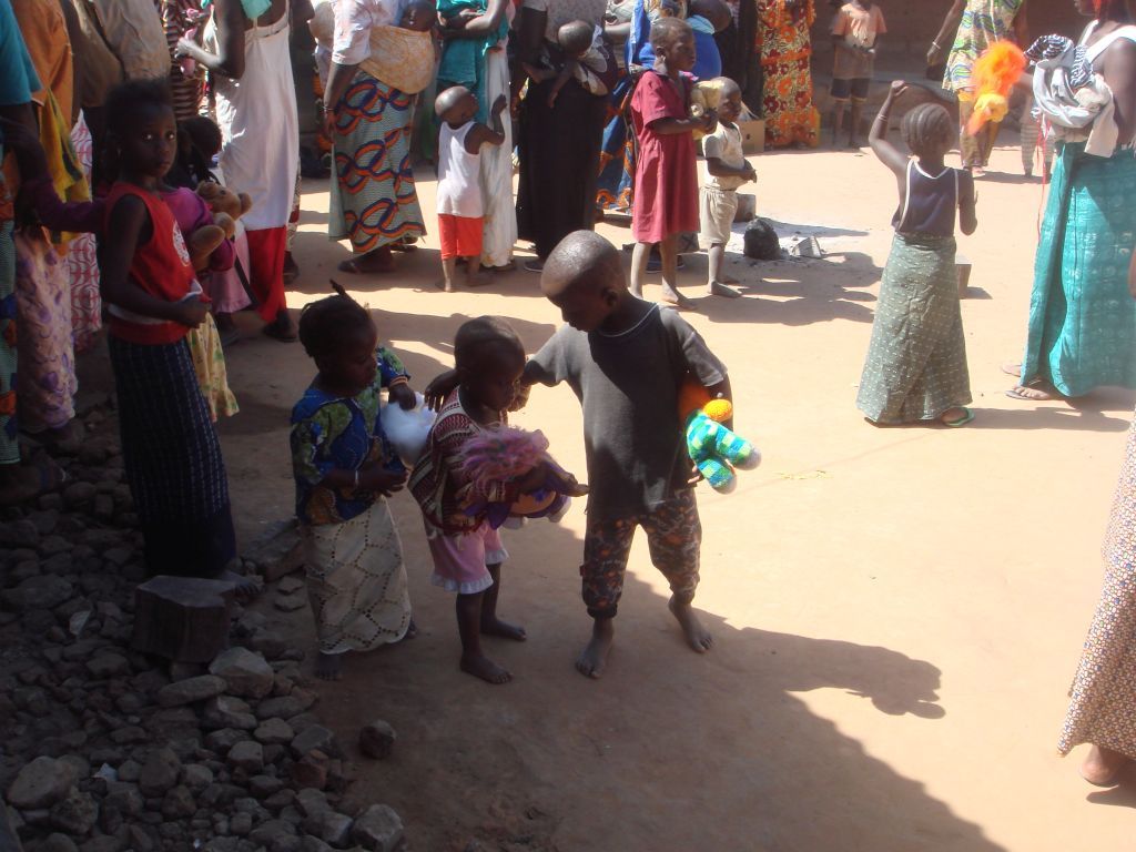 Kleding uitdelen 2012 - Foto 7