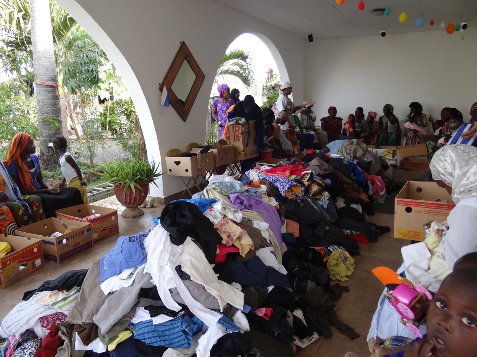 Uitdelen donaties 2011 - Foto 2