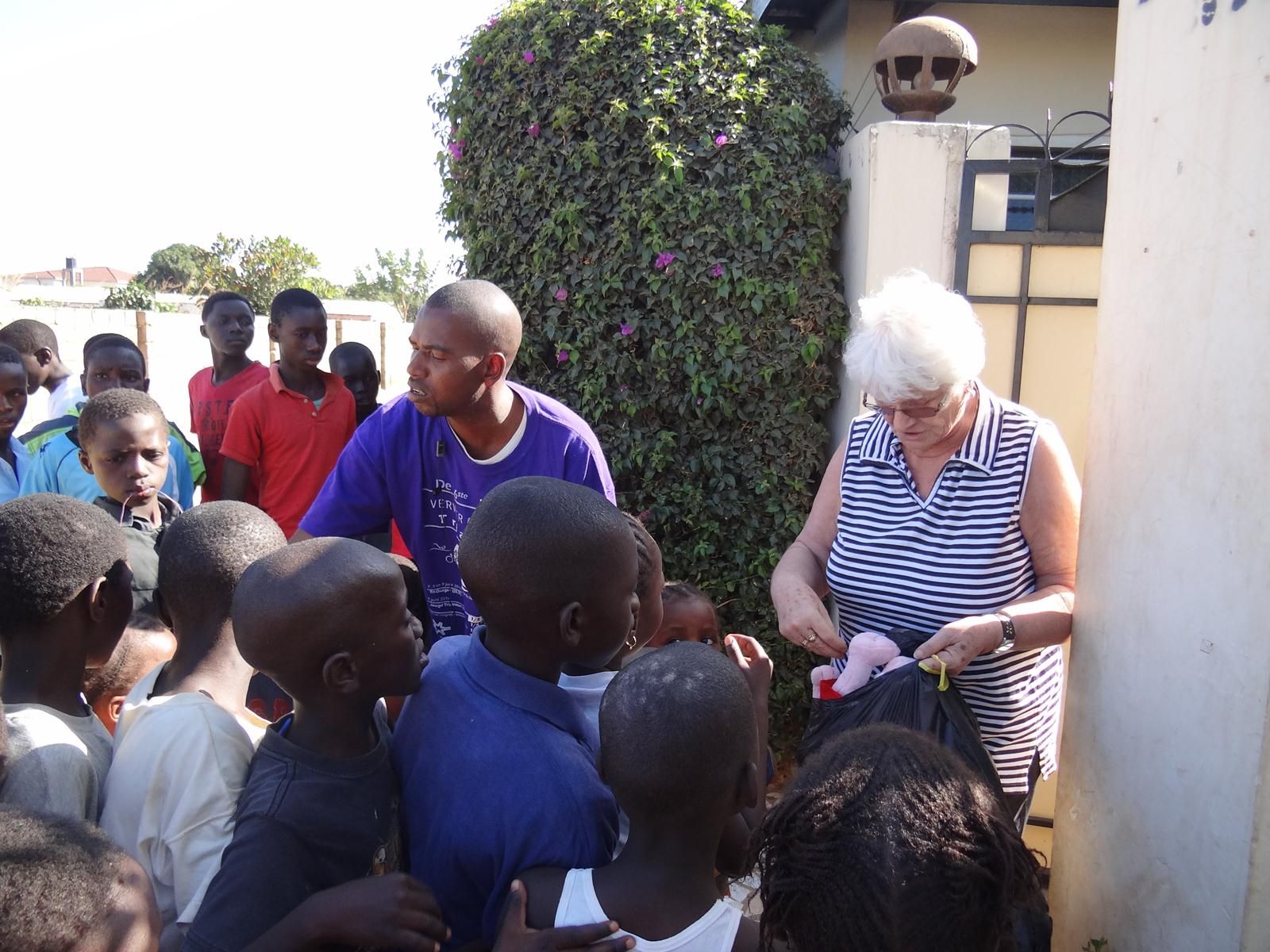 Uitdelen donaties 2011 - Foto 11