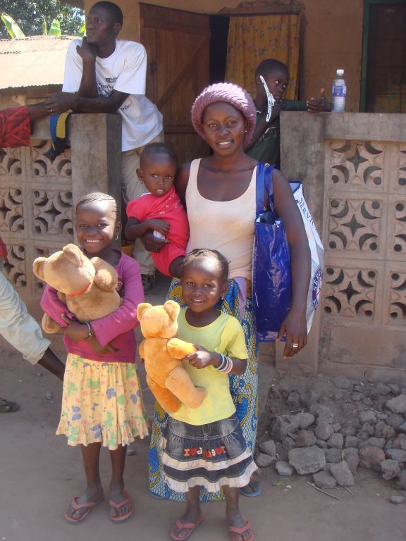 Kleding uitdelen 2012 - Foto 11