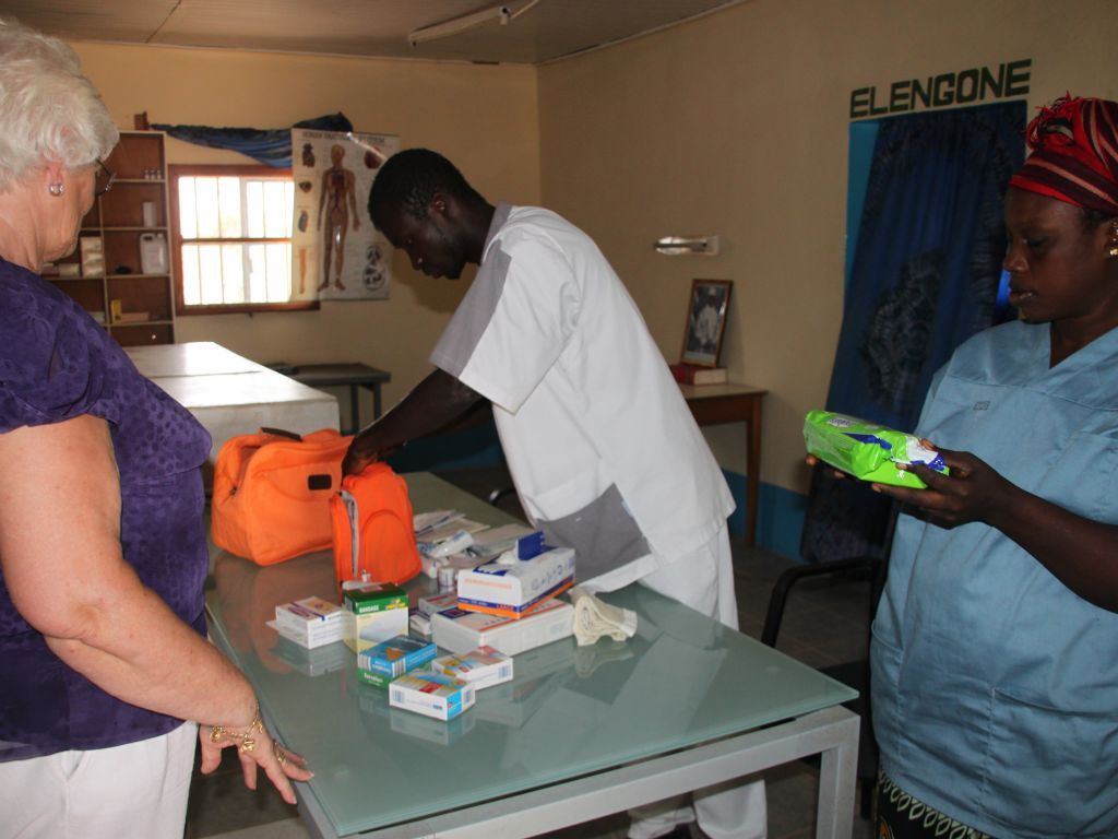 Kleding uitdelen in een ziekenhuis - Foto 5