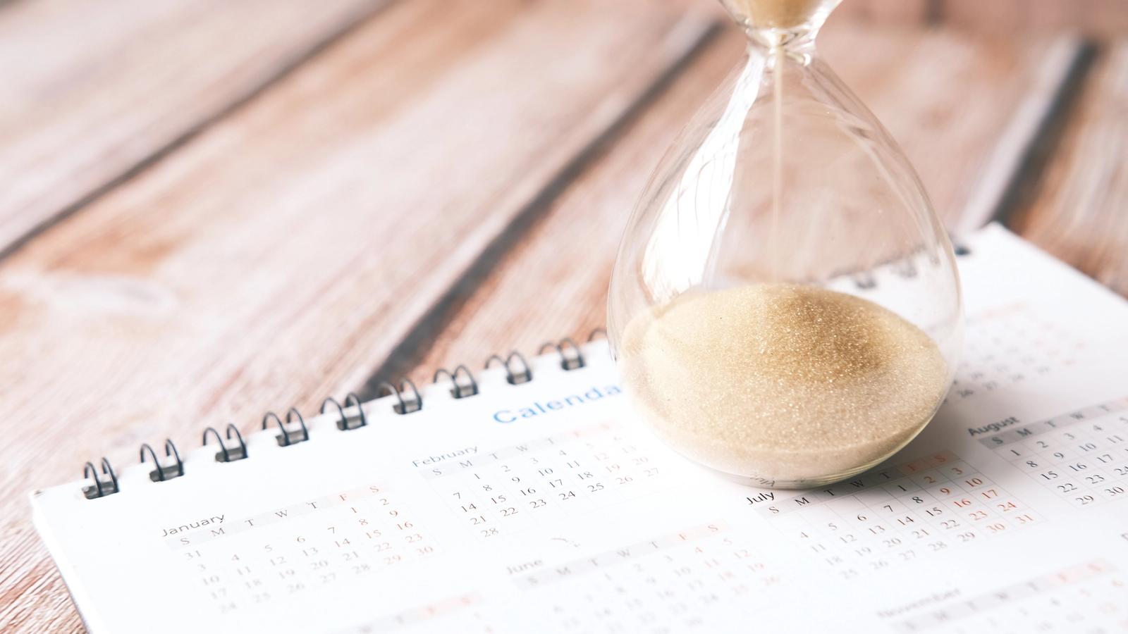 Hourglass on a calendar