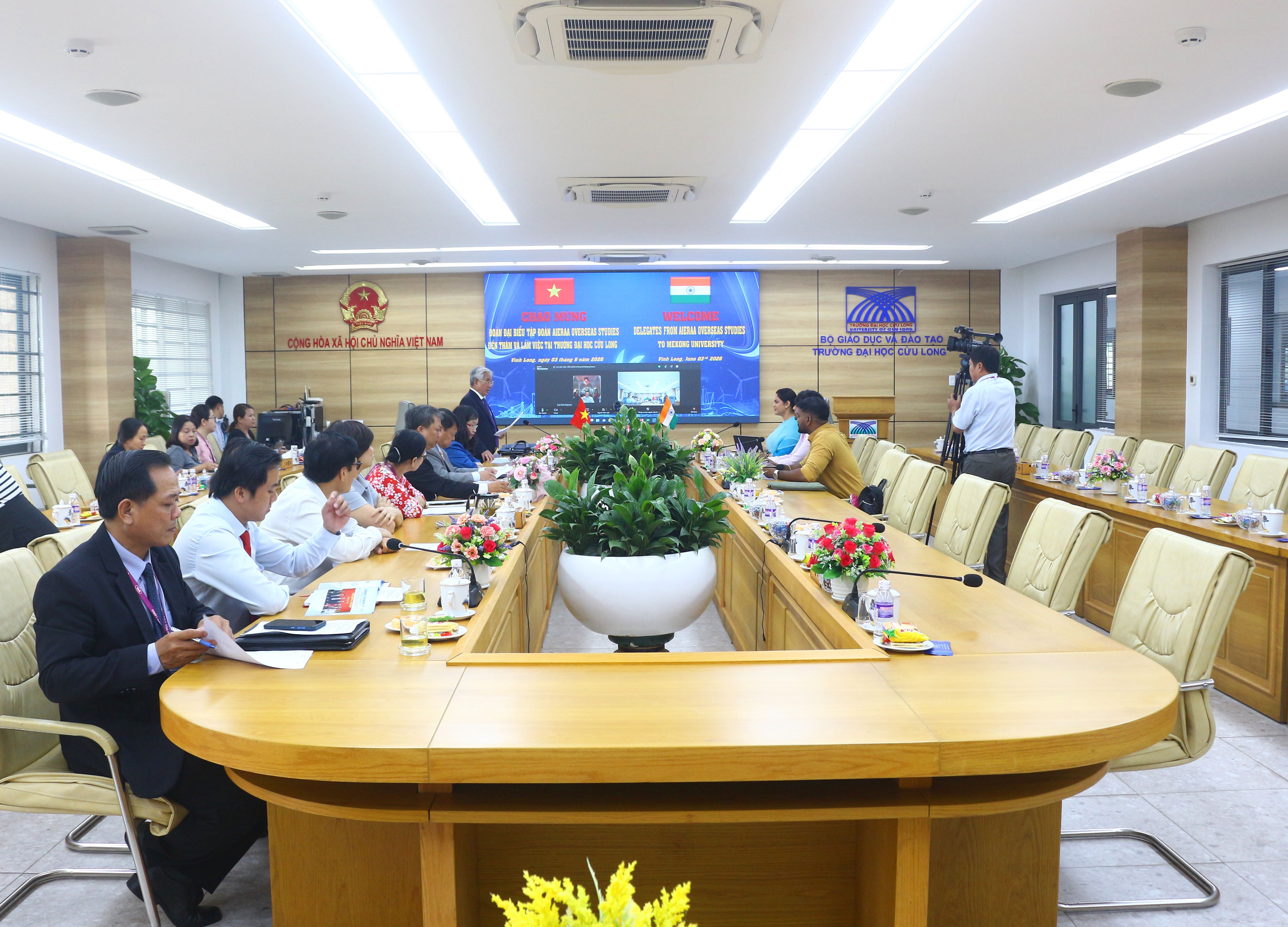 Working session between Mekong University and Aieraa Overseas Studies