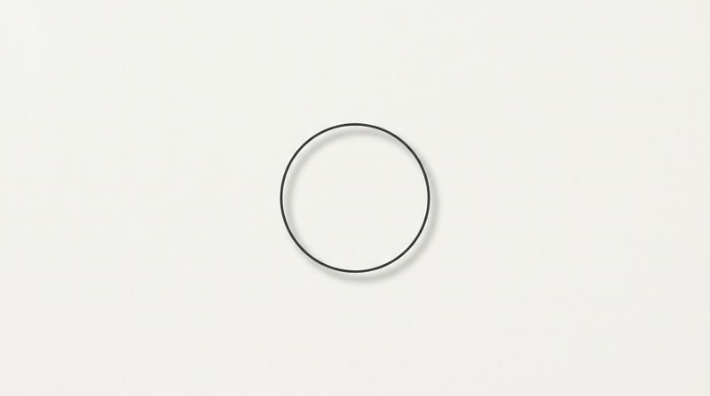 Einzelner Kreis in viel Negativraum als Sinnbild für Minimalismus.