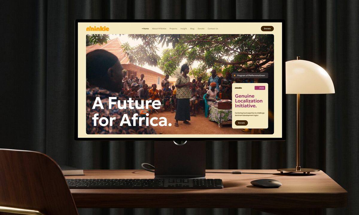 Die N'NINKIE-Website auf einem Monitor mit dem Hero-Titel 'A Future for Africa'