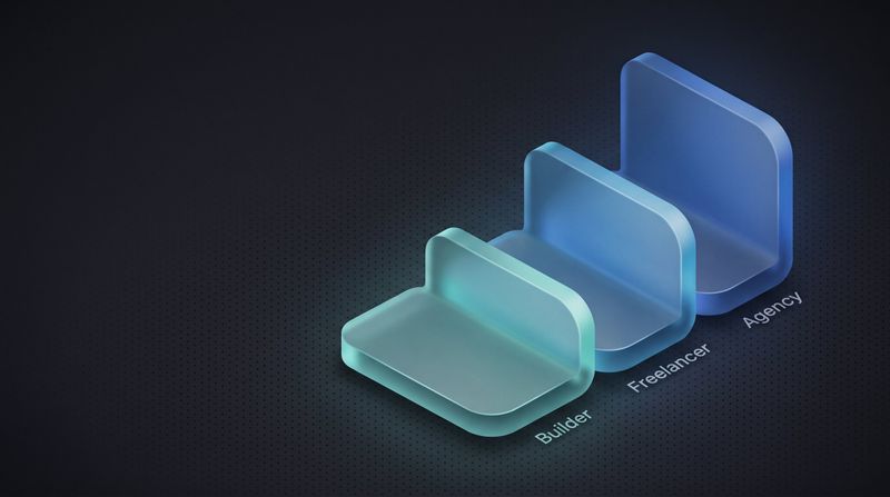 Dunkles Thumbnail zum Thema Webdesign-Kosten: drei aufsteigende Glas-Bloecke beschriftet mit Builder, Freelancer und Agency, die steigende Kosten andeuten.