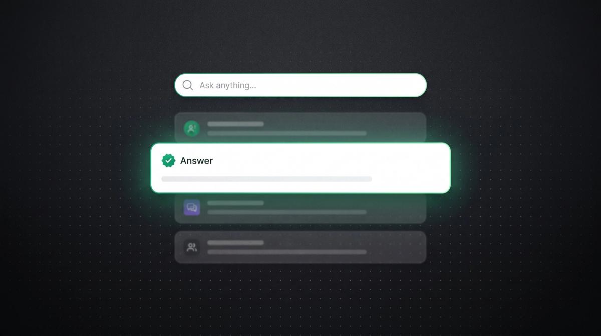 Dunkles Thumbnail zum Thema Answer Engine Optimization: eine Suchleiste ueber einer hervorgehobenen Answer-Card mit gruenem Haekchen zwischen ausgegrauten Alternativen.