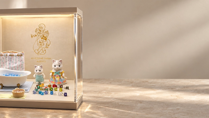 Vitrine com ilustração de Alberto & Sofia, bonecos e jujubas