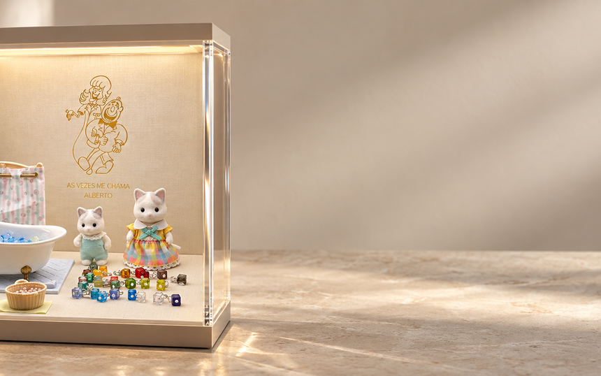 Vitrine com ilustração de Alberto & Sofia, bonecos e jujubas
