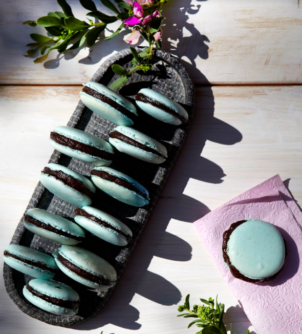 Choco blue macarons