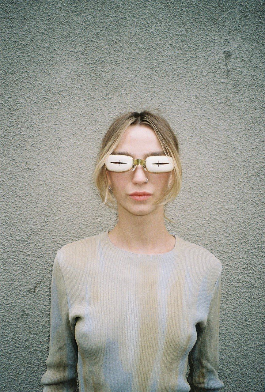 woman wears mammoth ivory echo arctic goggles