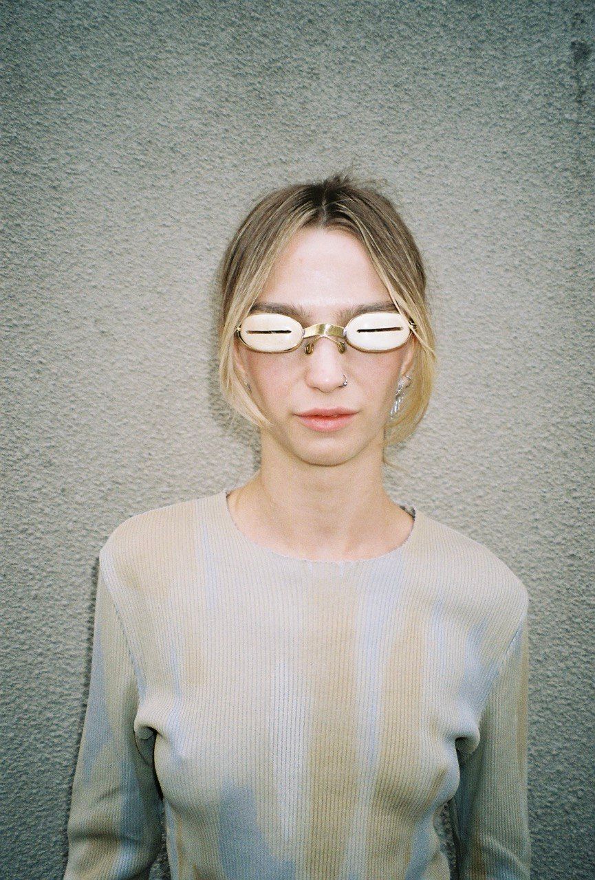 woman wears mammoth ivory visor goggles profile