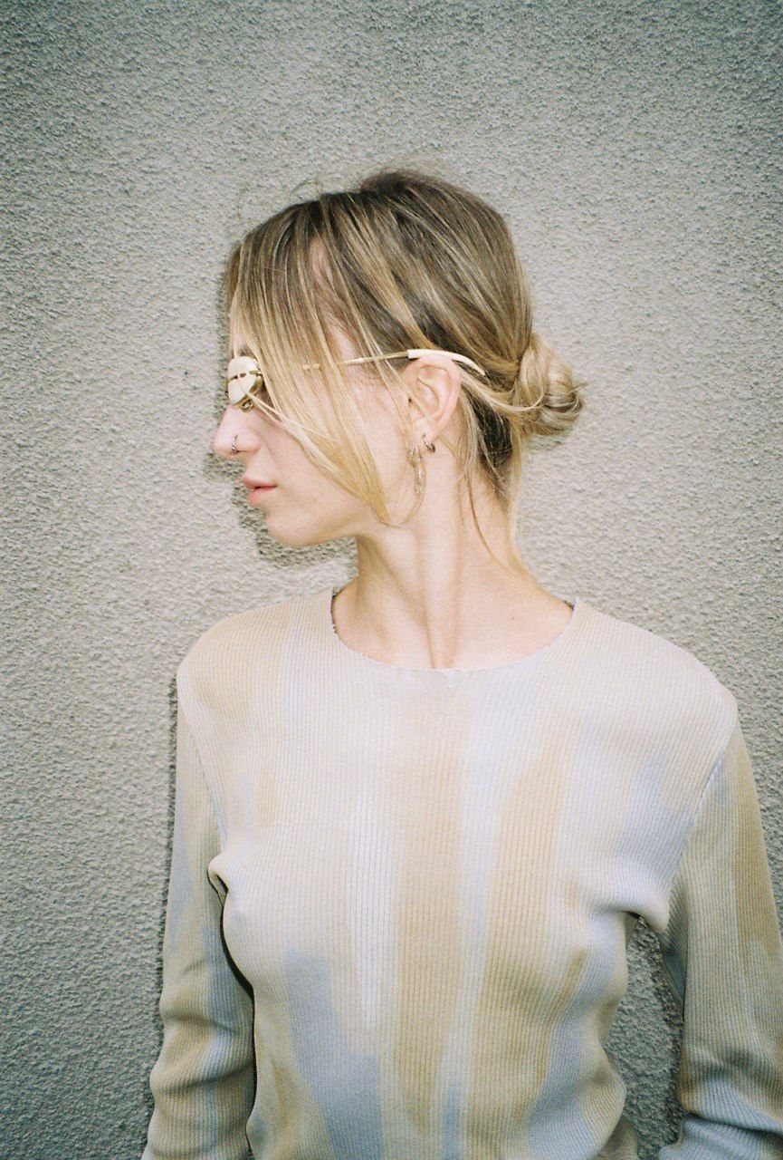 woman wears mammoth ivory visor goggles side