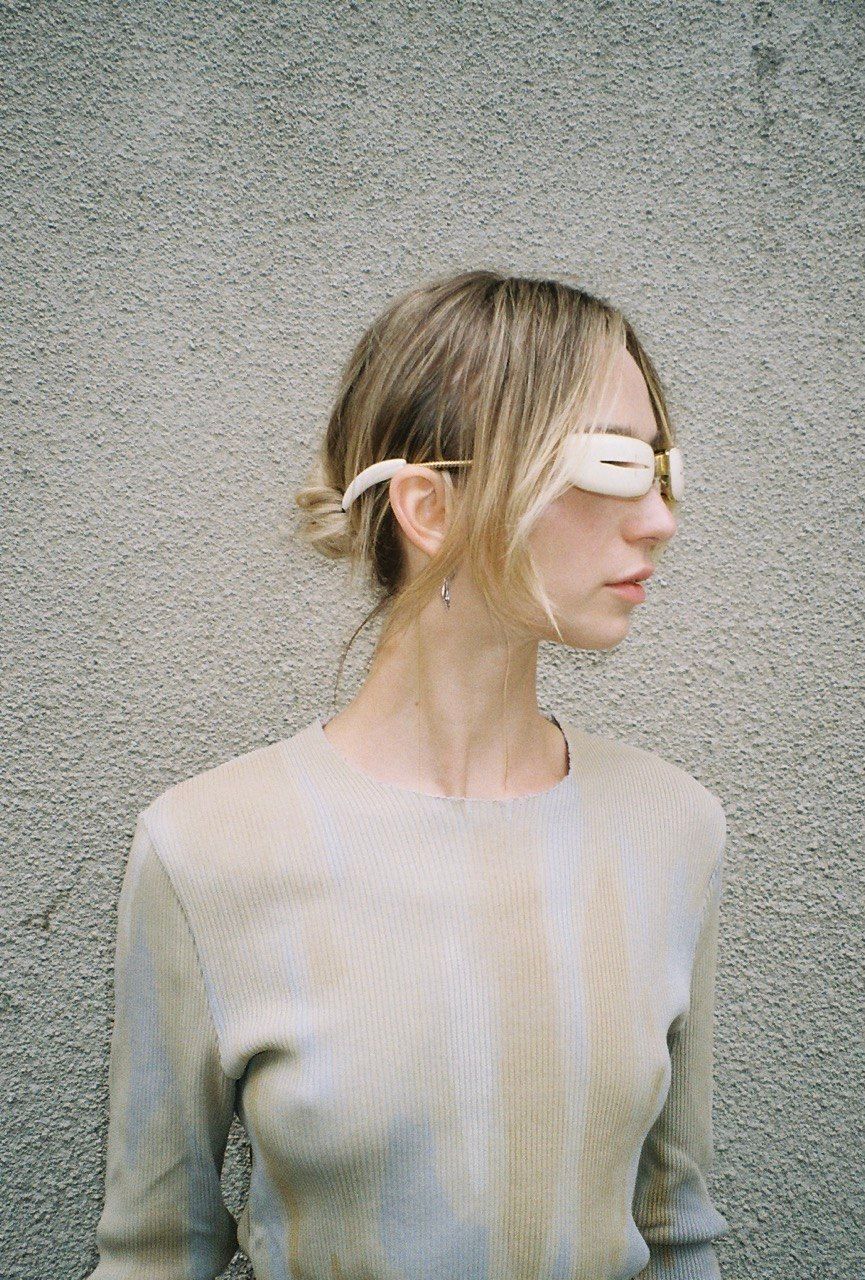 woman wears mammoth ivory echo arctic goggles