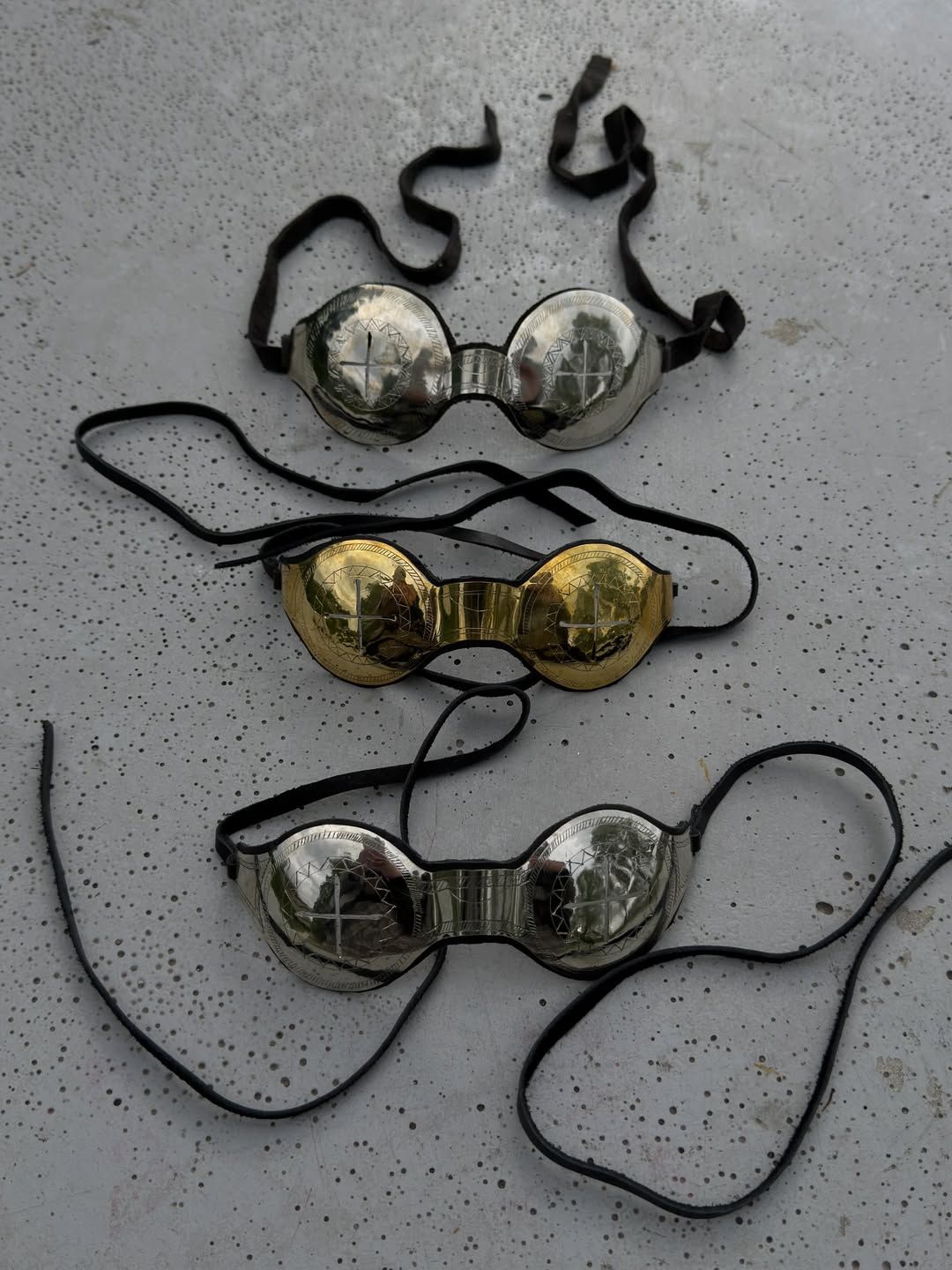 Circle-shape snow goggles in silver and brass — collection group