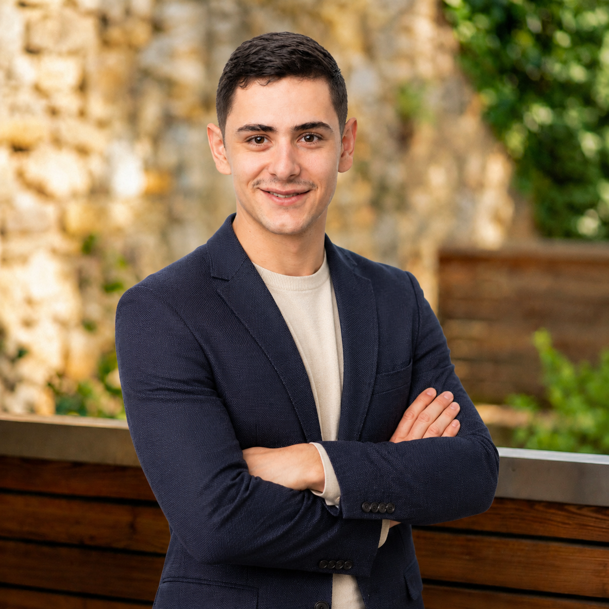 Portraitfoto von Amos Ripa, Junior Berater bei Sajinth & Partner