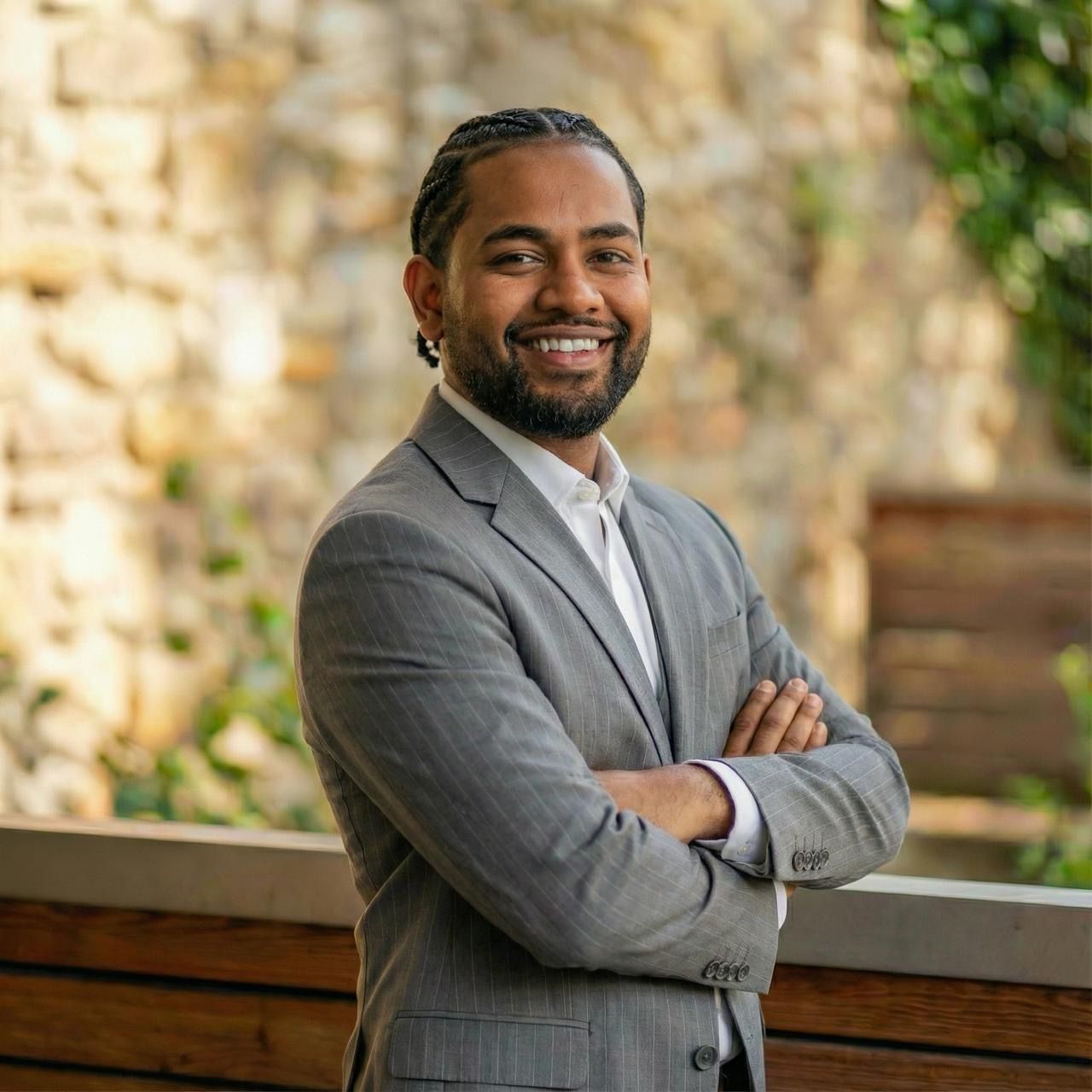 Portraitfoto von Sajinth Uthayakumar, Founder & CEO bei Sajinth & Partner
