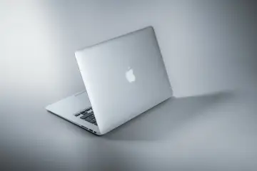 Apple MacBook laptop v otevřeném stavu na světlém pozadí.