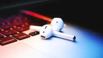 Dvojice sluchátek AirPods 2 umístěná na klávesnici MacBooku Air