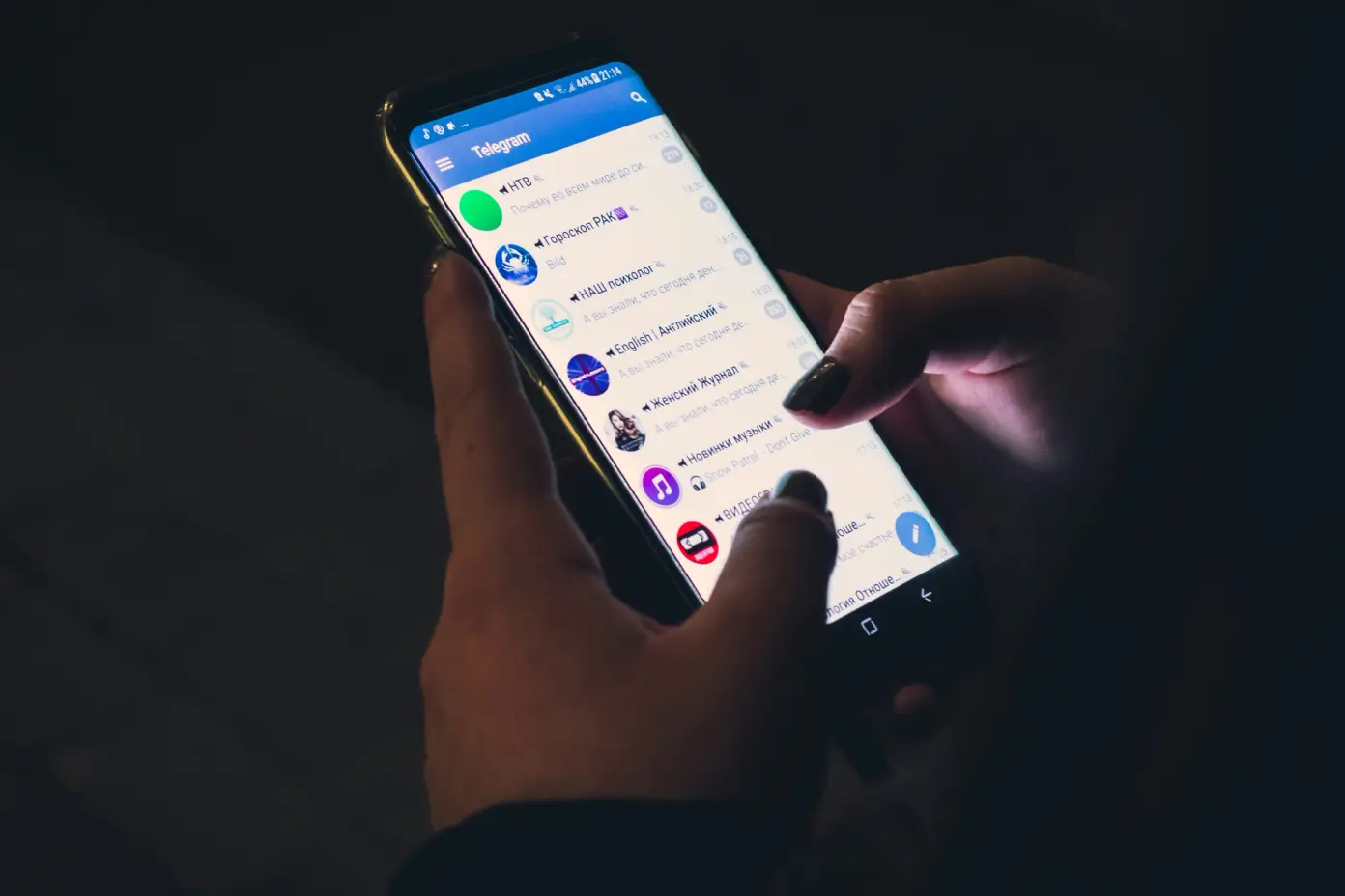 Uživatel prohlížející zprávy v aplikaci Telegram na smartphonu.