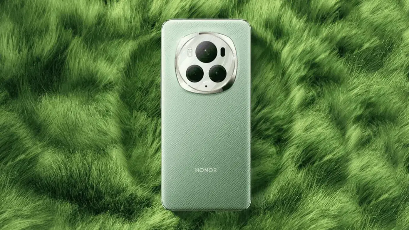 Smartphone Honor Magic 7 položený na zeleném měkkém povrchu.