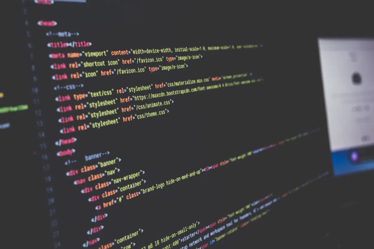 Koyu temalı kod düzenleyicide renkli HTML kodu; web uygulamalarının ön yüzü de bu dillerle yazılır
