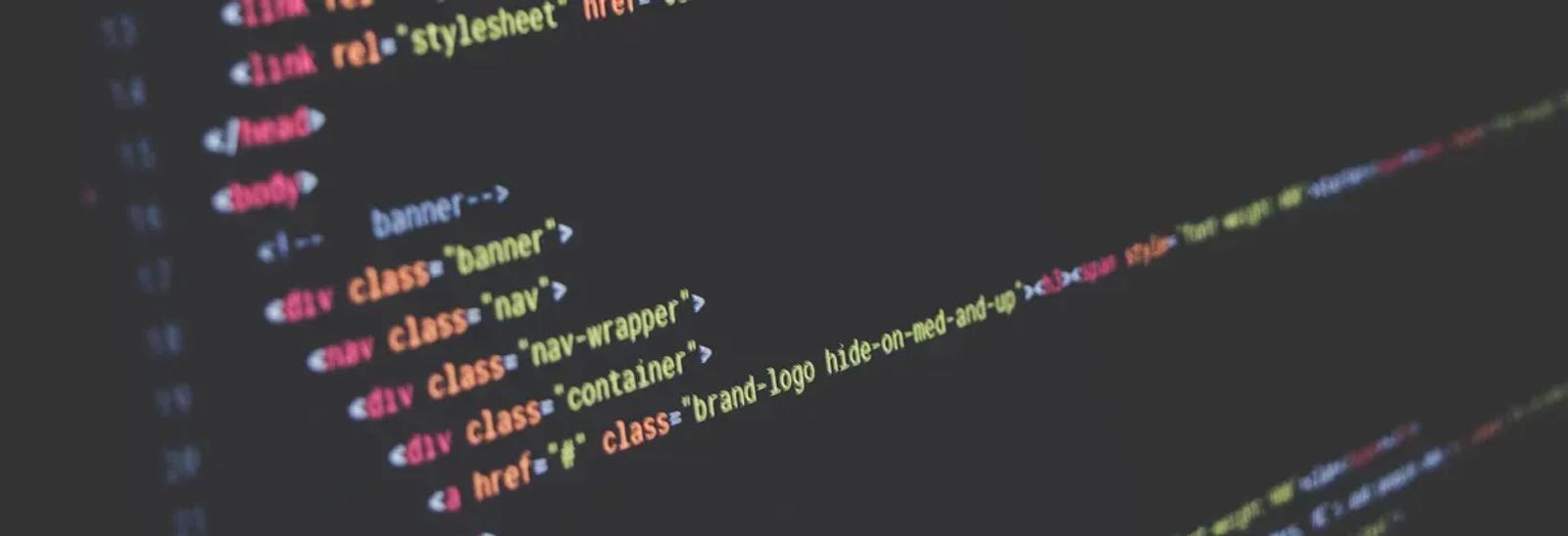 Koyu arka planlı bir ekranda renkli satırlarla yazılmış HTML kodu